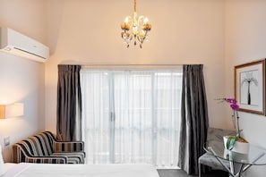 Premium bedding, individually decorated, individually furnished, desk - Best Western Newmarket Inn & Suites (Auckland)