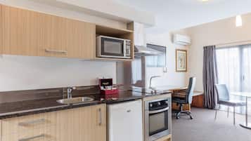 Deluxe Split Level Apartment, Multiple Beds, Non Smoking, Full Kitchen | Private kitchen | Fridge, microwave, coffee/tea maker, electric kettle