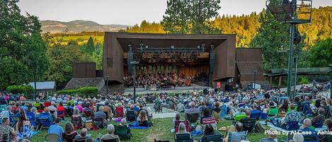 Un amphithéâtre en plein air doté d’une scène et de places pour le public.