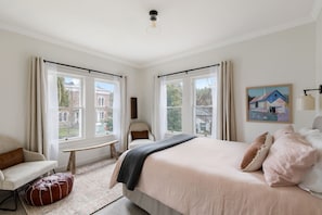 Standard Queen Room | Premium bedding, individually decorated, individually furnished - Magnolia Hotel (Jacksonville)