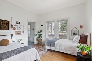 Two Twin Room | 고급 침구, 각각 다른 스타일의 인테리어, 각각 다르게 가구 비치, 다리미/다리미판