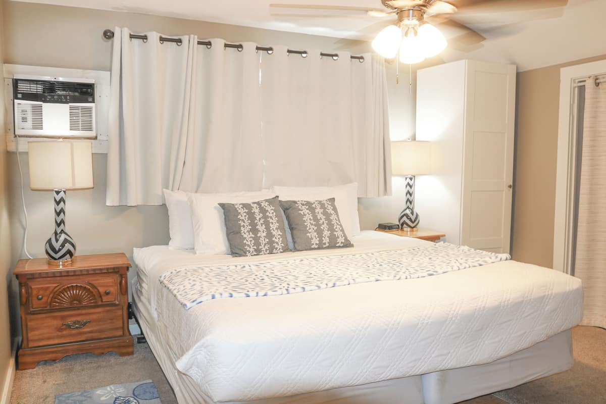 Deluxe Room | Premium bedding, pillowtop beds, iron/ironing board, WiFi (free)