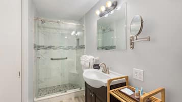 King Room | Bathroom | Shower, free toiletries, hair dryer, towels