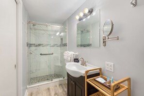 Shower, free toiletries, hair dryer, towels - The Grand Guesthouse (Key West)