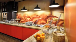 Ein reichhaltiges Buffet mit verschiedenen Speisen und einer Wandmalerei.
