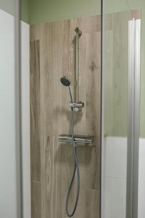 Deluxe Studio, 1 Bedroom | Bathroom | Bathtub, hair dryer, towels, soap - Agape Apartments (Budapest)