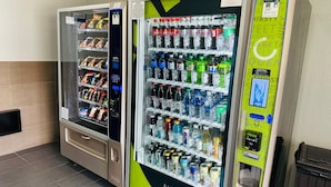 Zwei Automaten mit verschiedenen Getränken und Snacks.