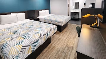 Escritorio, cortinas blackout y tabla de planchar con plancha