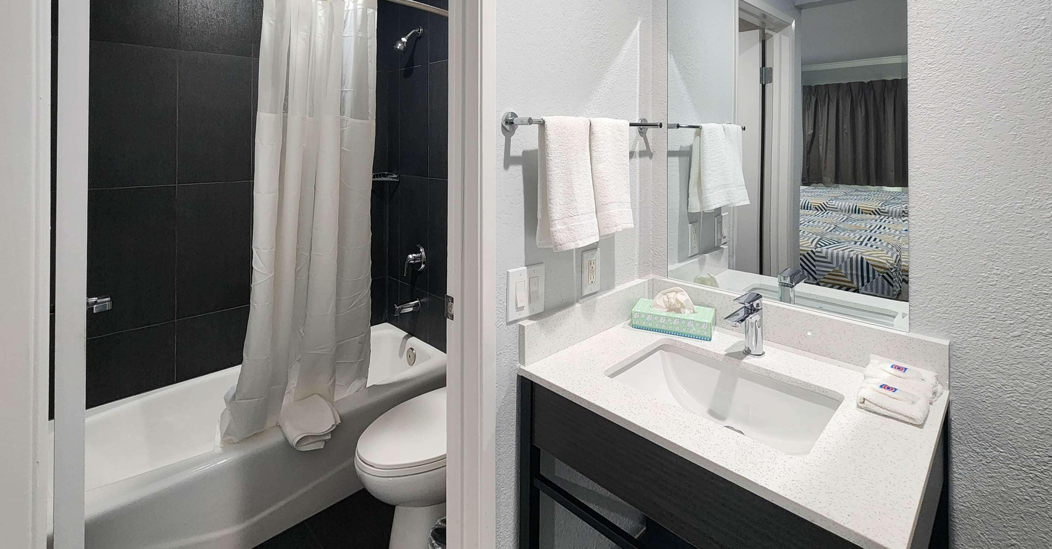 Combined shower/bathtub, free toiletries, towels