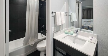 Bañera con ducha, artículos de tocador gratuitos, toallas