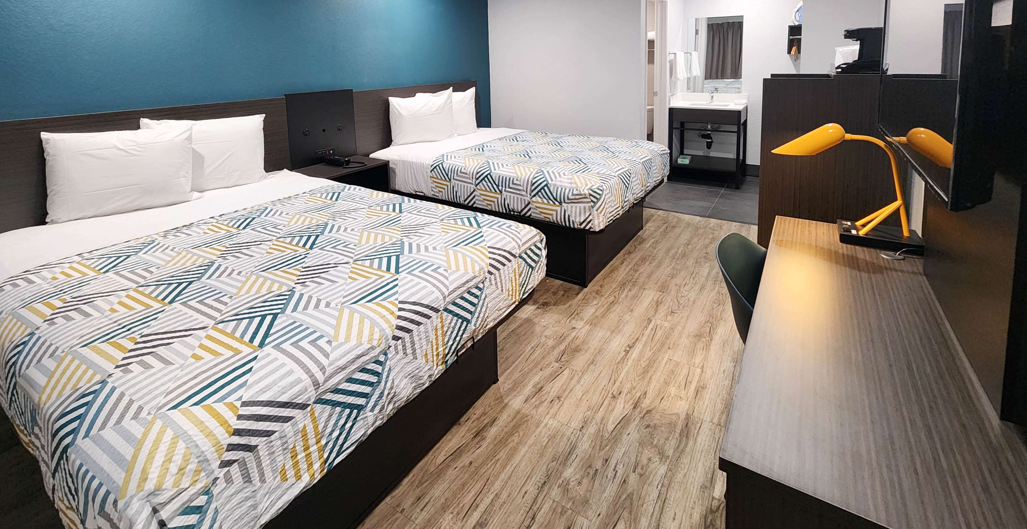 Escritorio, cortinas blackout y tabla de planchar con plancha 