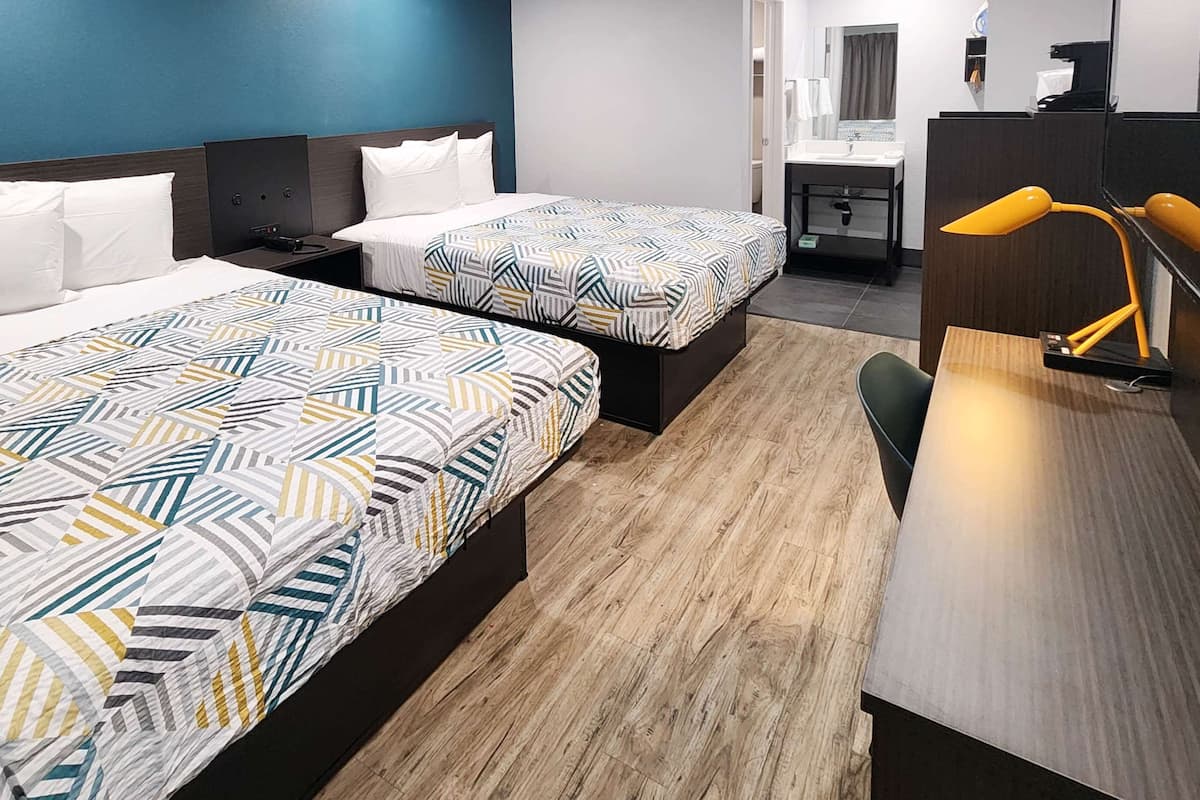 Escritorio, cortinas blackout y tabla de planchar con plancha