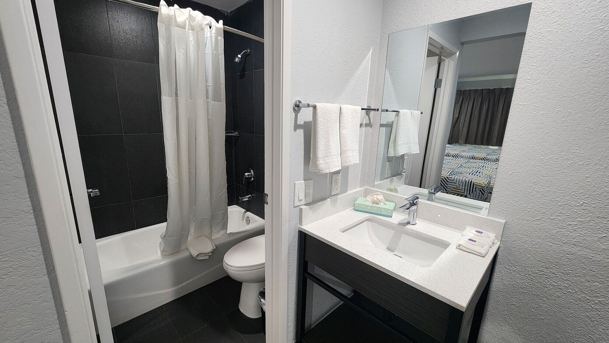 Ensemble douche/baignoire, articles de toilette gratuits