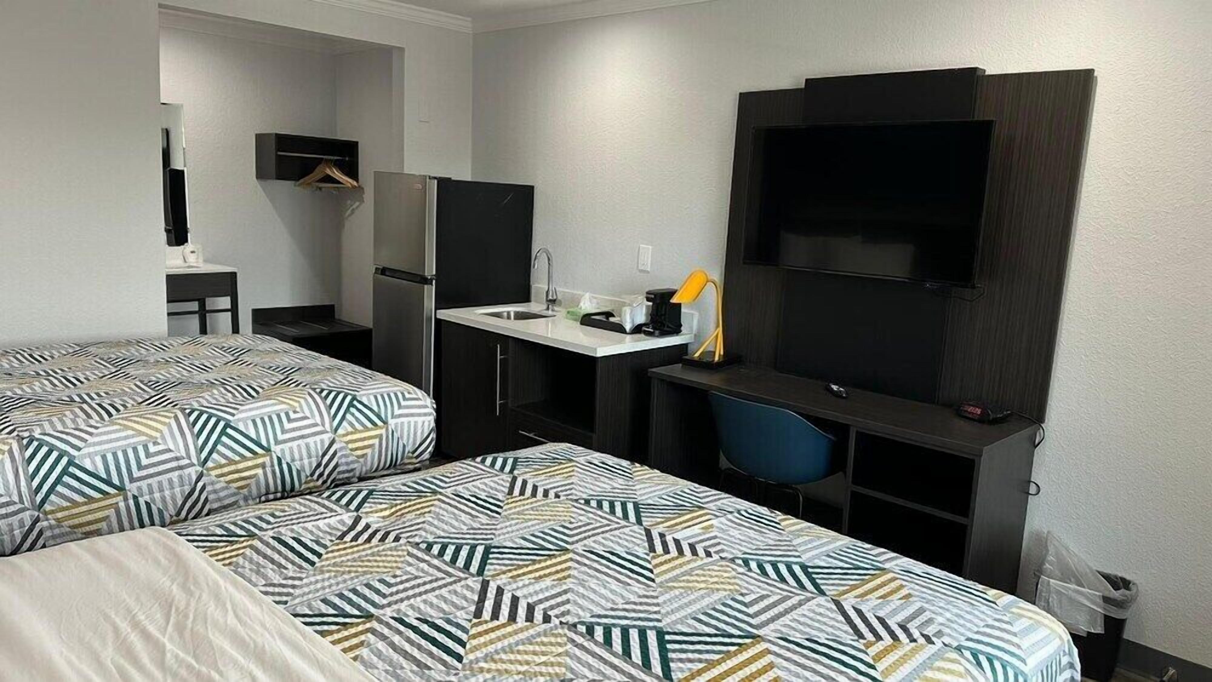 Escritorio, cortinas blackout y tabla de planchar con plancha 