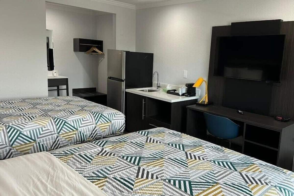 Escritorio, cortinas blackout y tabla de planchar con plancha