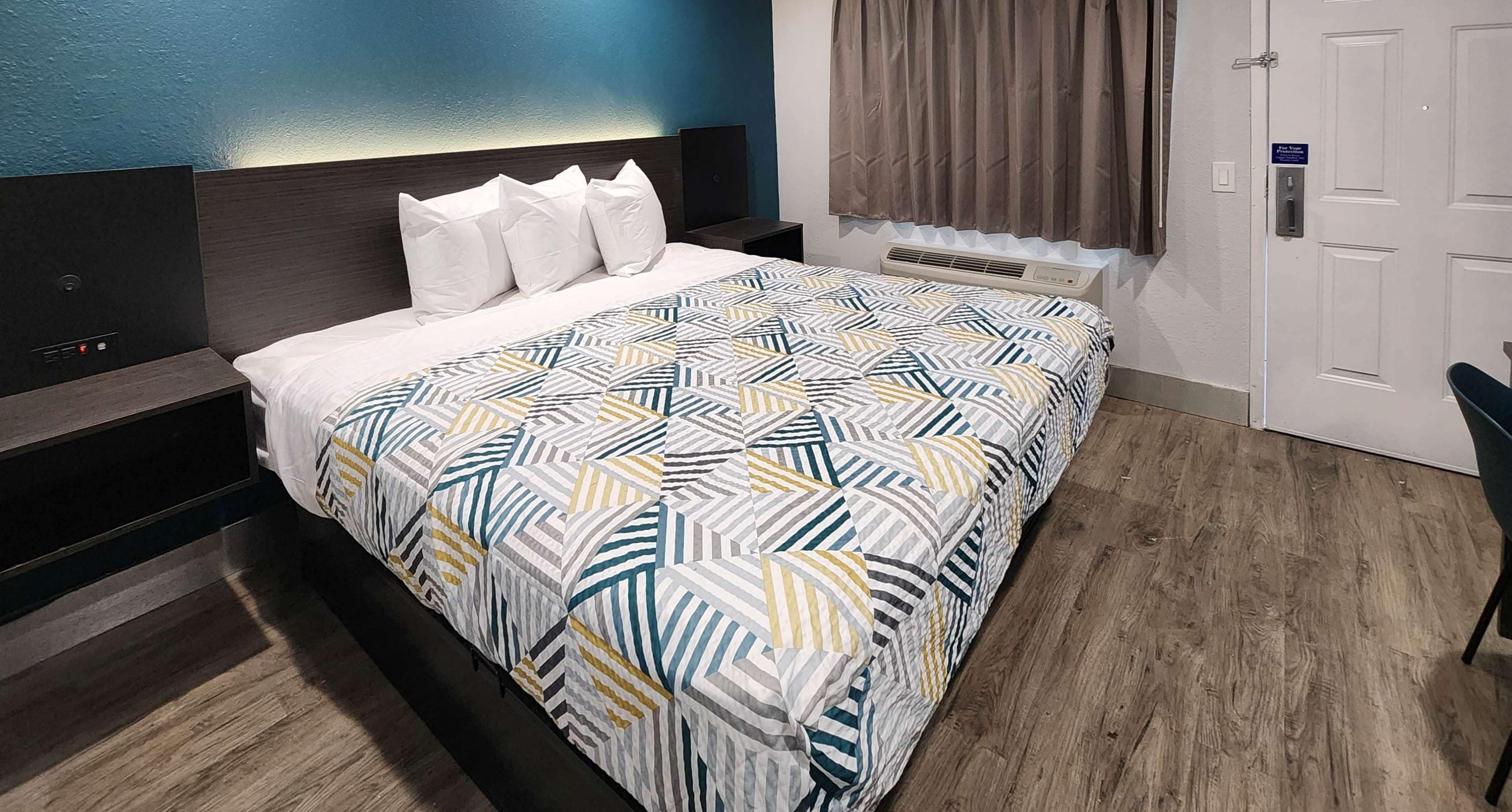 Escritorio, cortinas blackout y tabla de planchar con plancha 