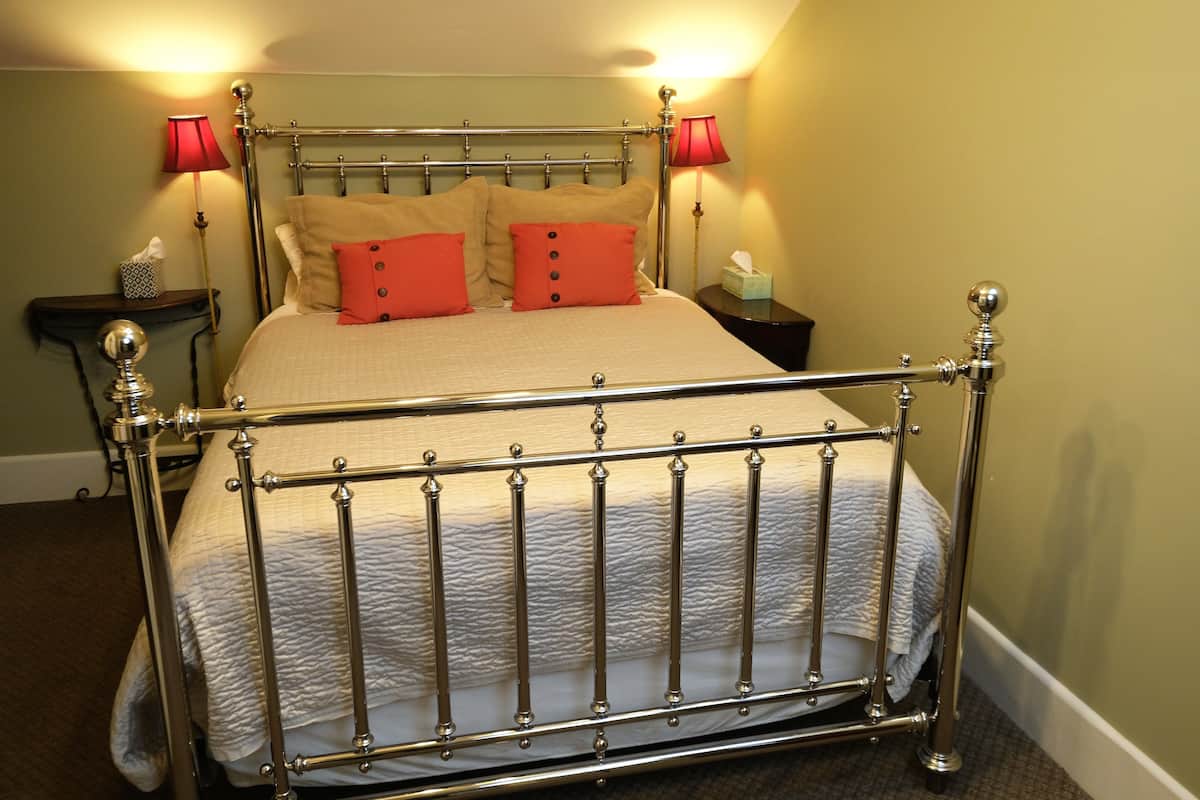 Cozy Nook (Queen Bed)