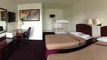 标准房 (Two Double Beds & Bunk Bed) | 折叠床/加床(额外收费)、免费 WiFi、闹钟