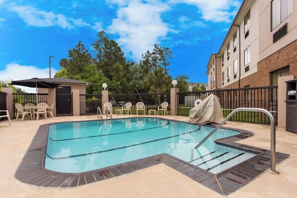 En säsongsöppen utomhuspool