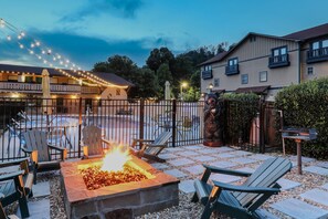 A patio area with a fire pit, outdoor seating, and string lights. - Quality Inn Downtown Helen (Helen)