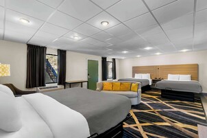 Escritorio, tabla de planchar con plancha y camas plegables/adicionales