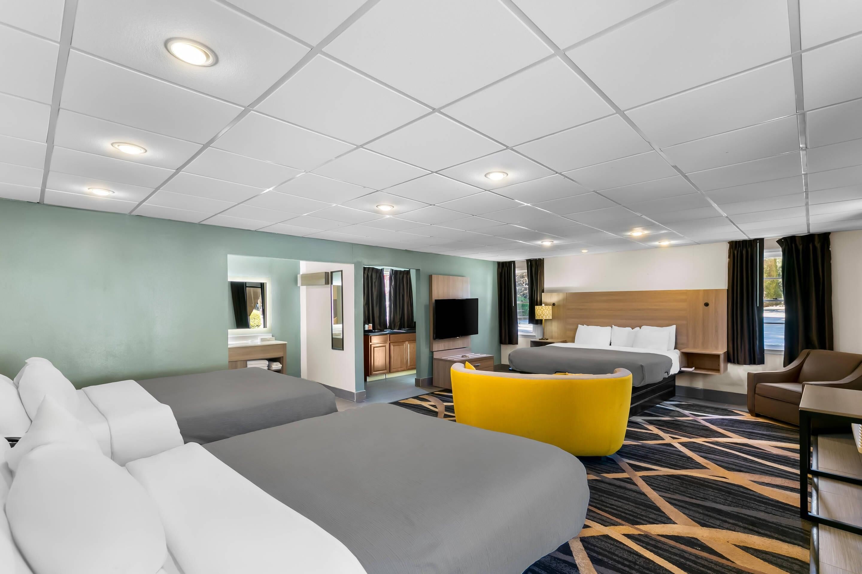 Une chambre d’hôtel avec deux lits, une télévision, une salle de bain et une vue sur l’extérieur.