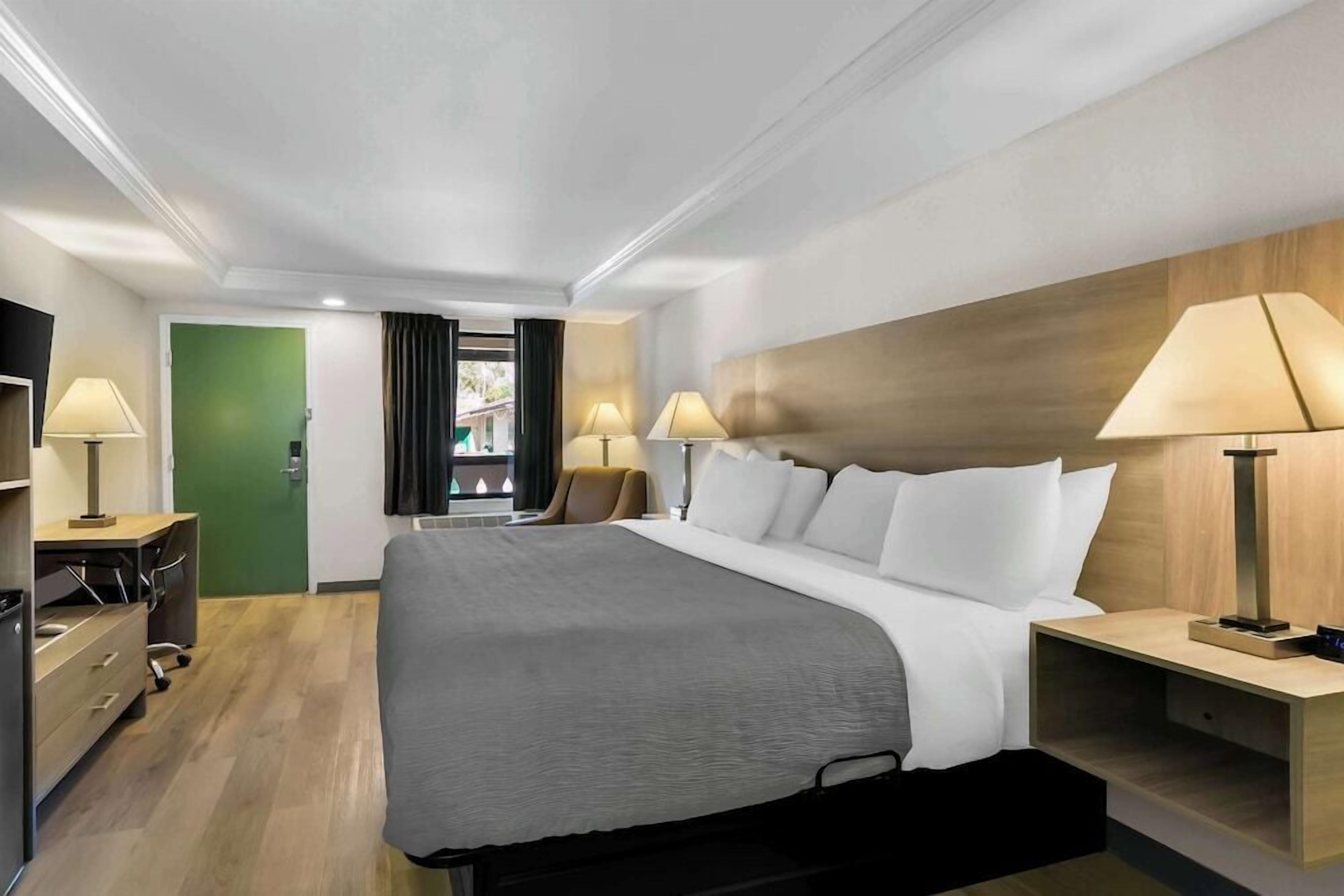 Desk, iron/ironing board, rollaway beds, free WiFi