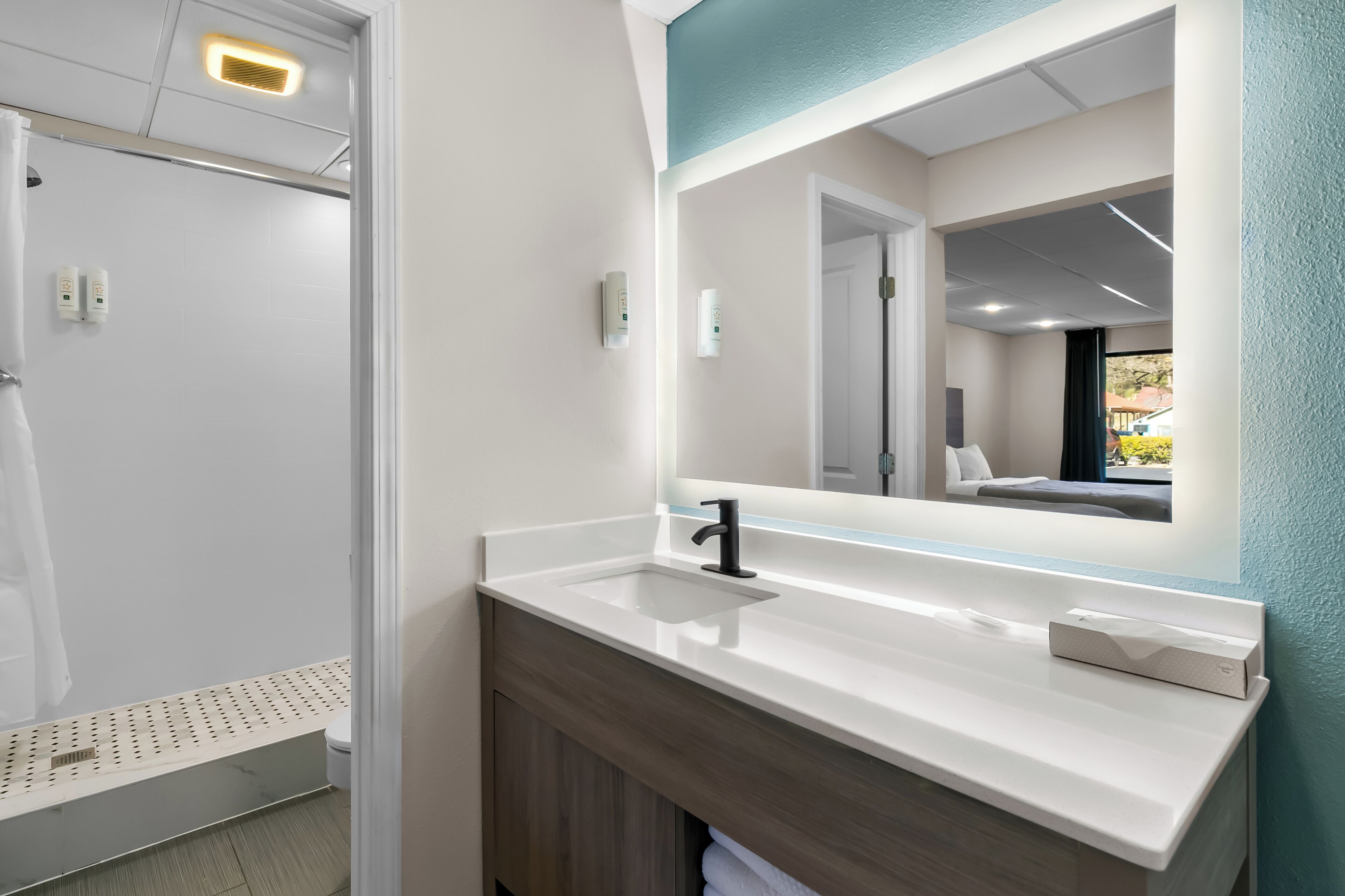 Combined shower/tub, free toiletries, hair dryer, towels
