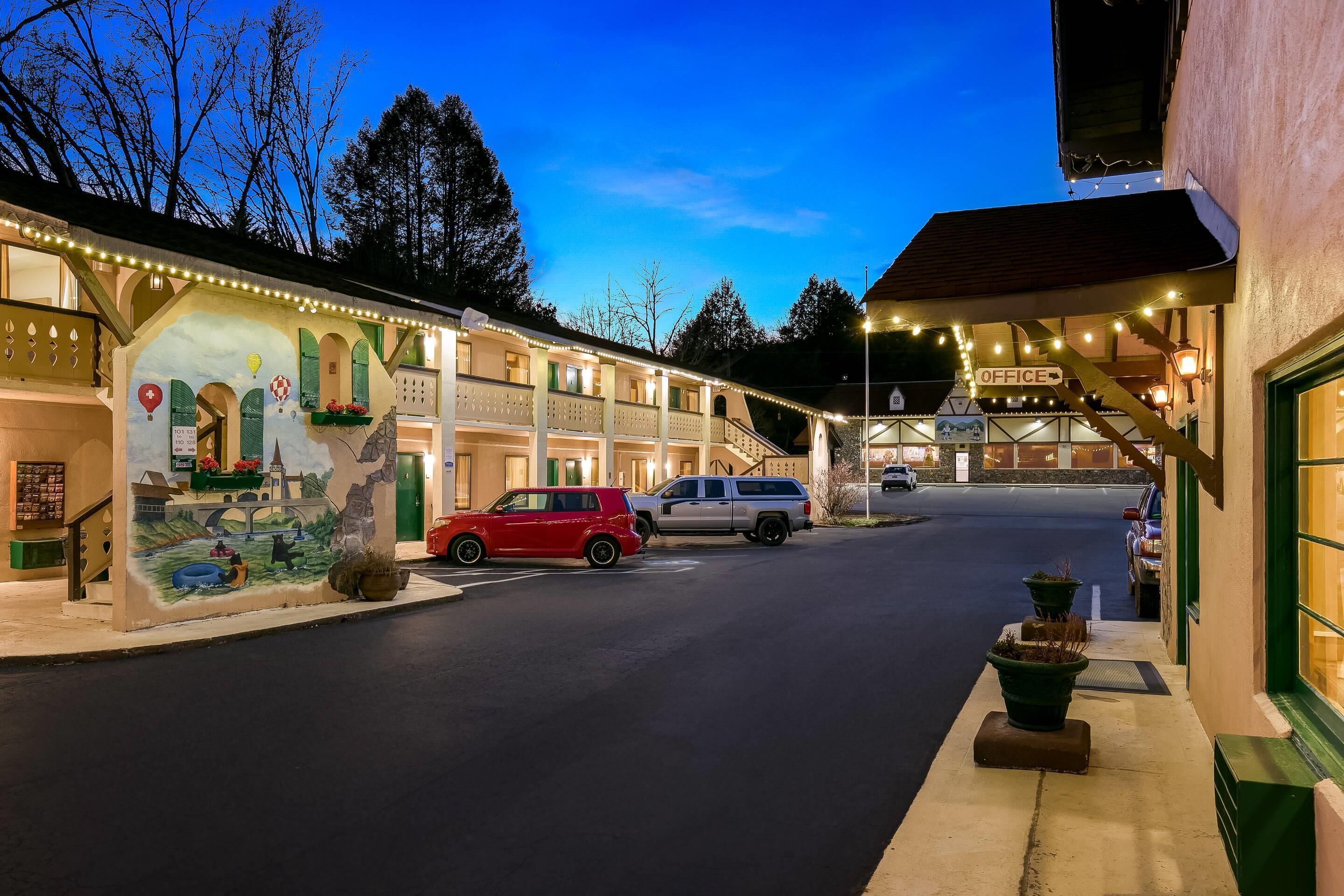 Un hotel con un mural, varios pisos y un cartel que indica una oficina.