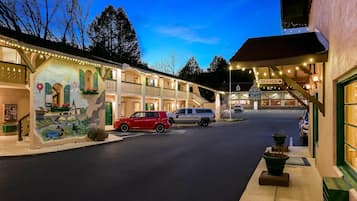 Un hotel con un mural, varios pisos y un cartel que indica una oficina.
