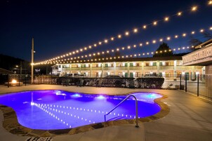 Una piscina al aire libre de temporada