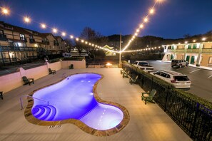 Una piscina al aire libre de temporada