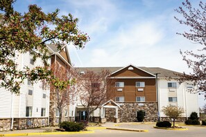Ein mehrgeschossiges Hotel mit Steinaußenwand und flachem Dach.