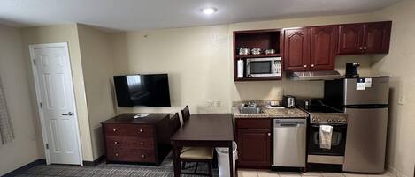 Quarto standard, 1 cama King, para não fumantes | Camas com colchões pillow-top, escrivaninha, cortinas blackout