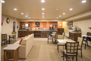 Free daily full breakfast  - MainStay Suites Coralville - Iowa City (Coralville)