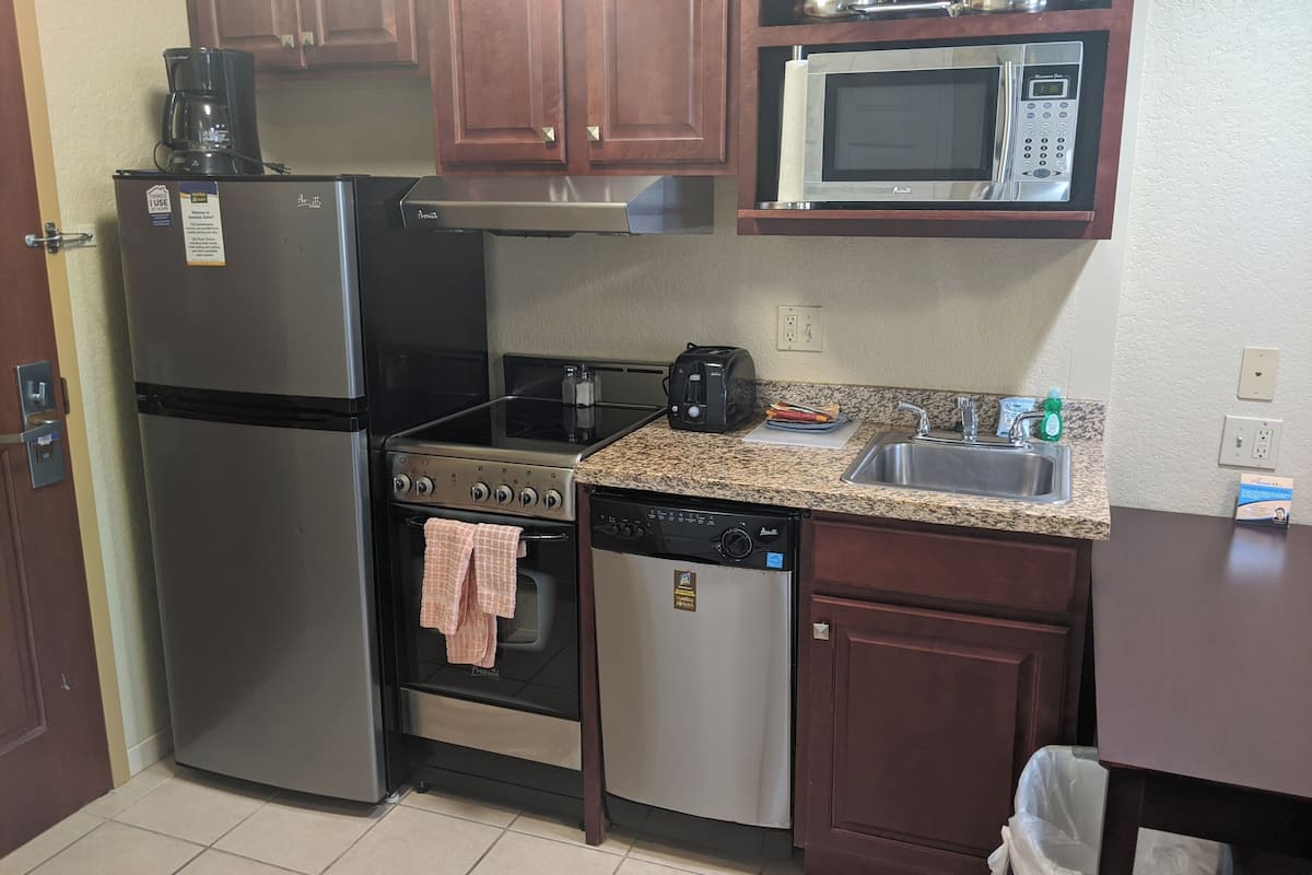 full-sized fridge, microwave, oven, stovetop