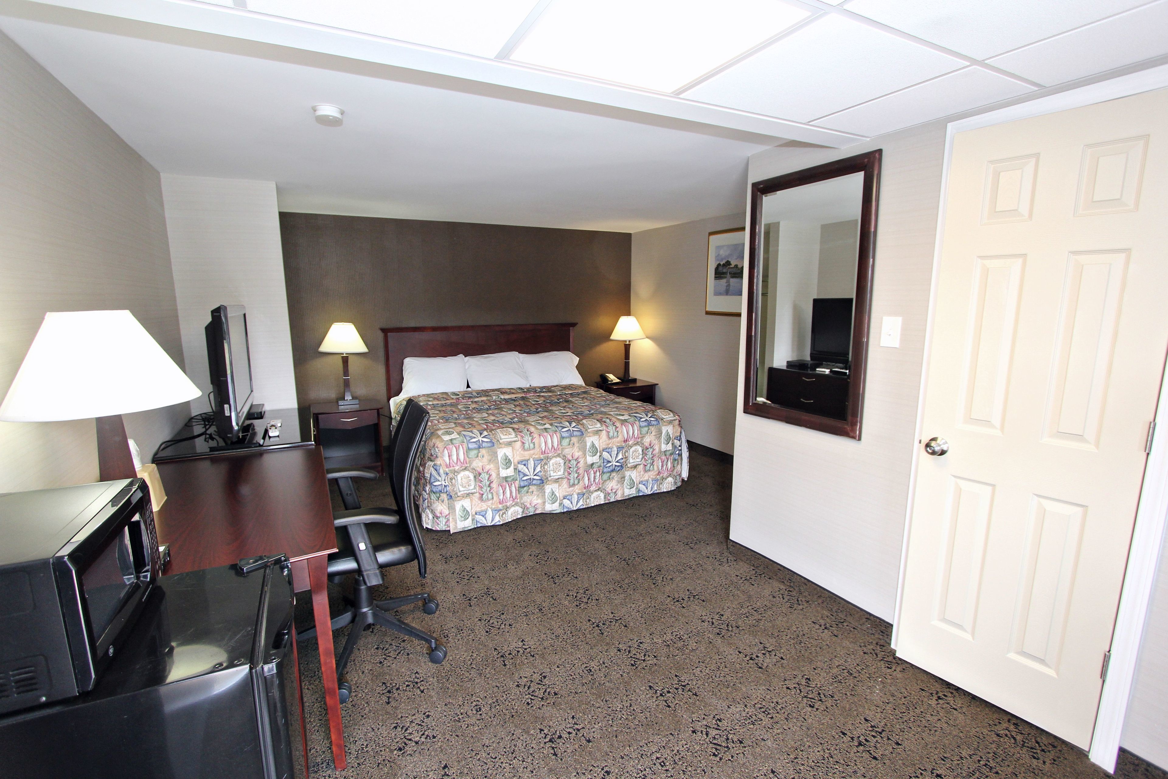 Single Room, 1 King Bed, Non Smoking | Iron/ironing board, free WiFi, bed sheets