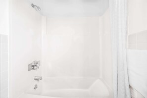 Articles de toilette gratuits, sèche-cheveux, serviettes fournies