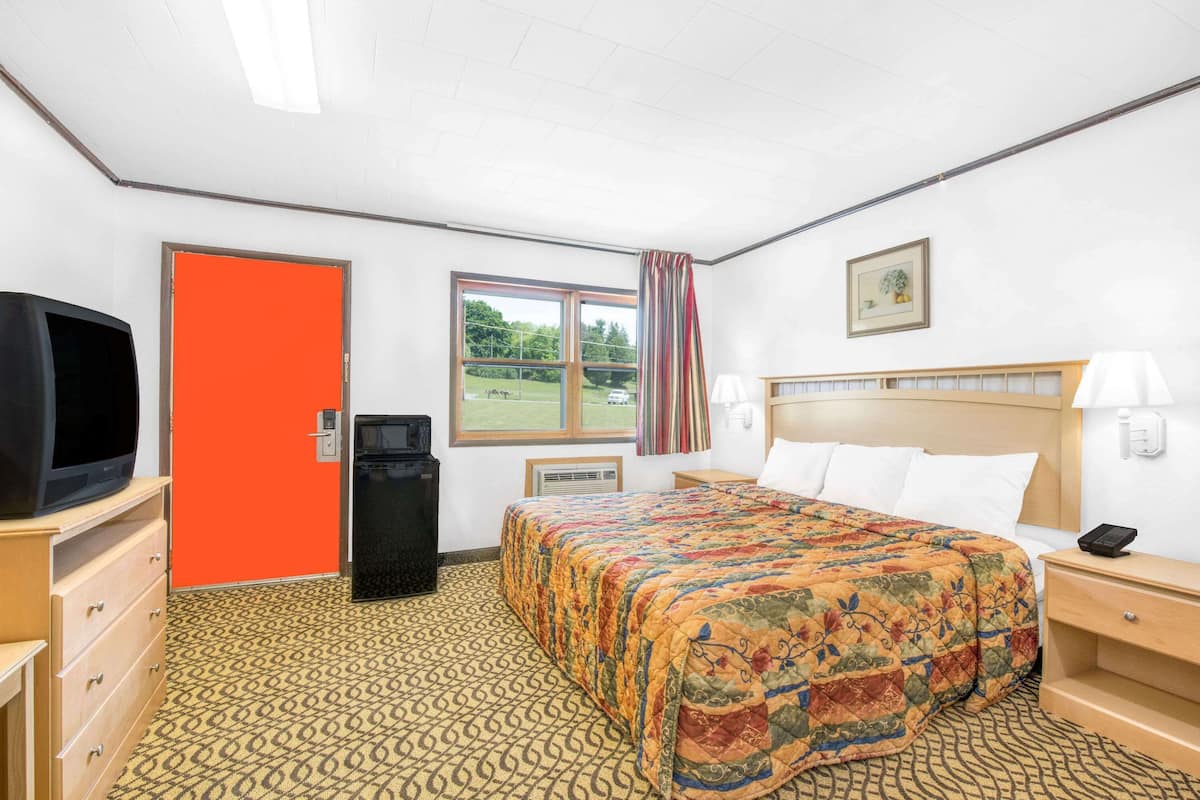 Iron/ironing board, free WiFi, bed sheets
