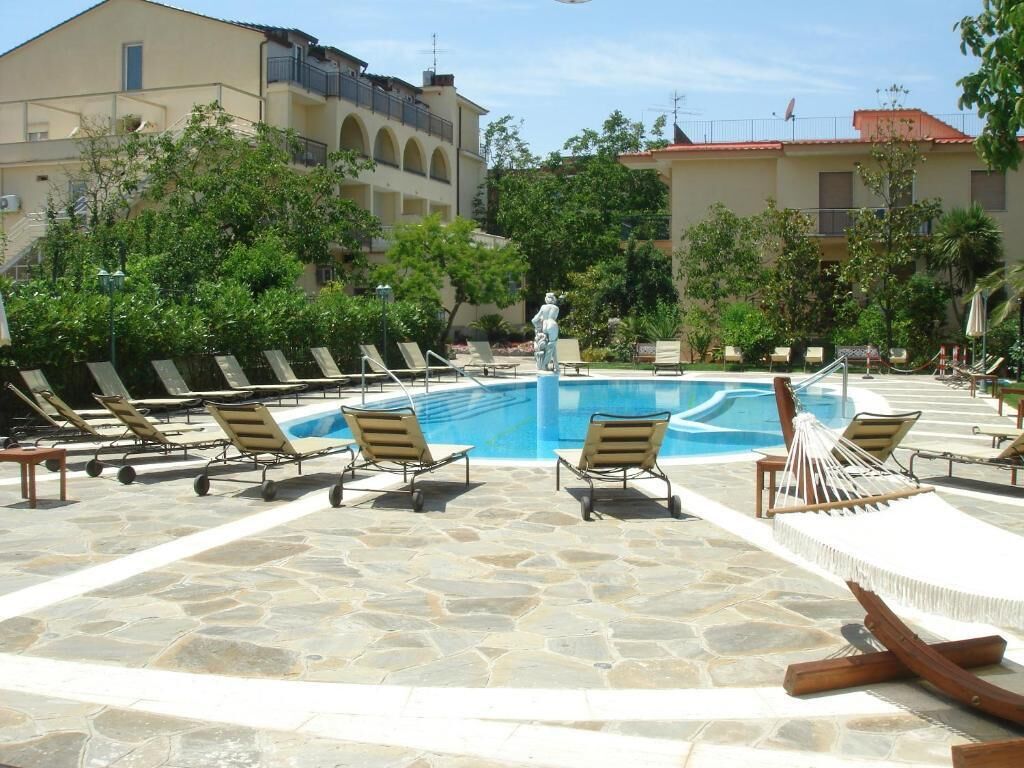 outdoor pool, open 9 am to 6 pm, pool umbrellas, pool loungers