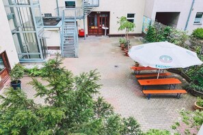 Outdoor dining - Acama Schöneberg Hotel+hostel (Berlin)