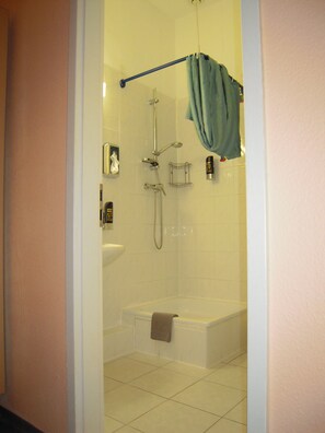 6 Bed Dormitory - 1 Bed, Private Bathroom | Bathroom amenities - Acama Schöneberg Hotel+hostel (Berlin)