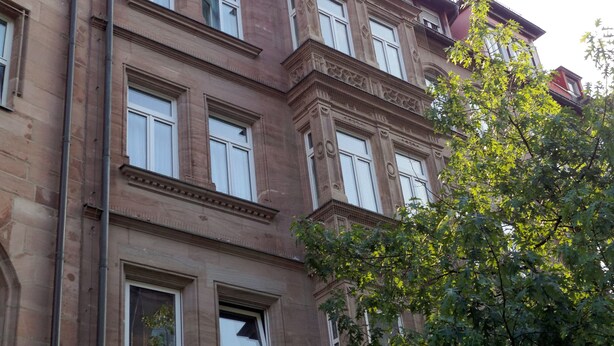A multi-story building with large windows and a classic architectural style. - PrivatHotel Probst (Nuremberg)