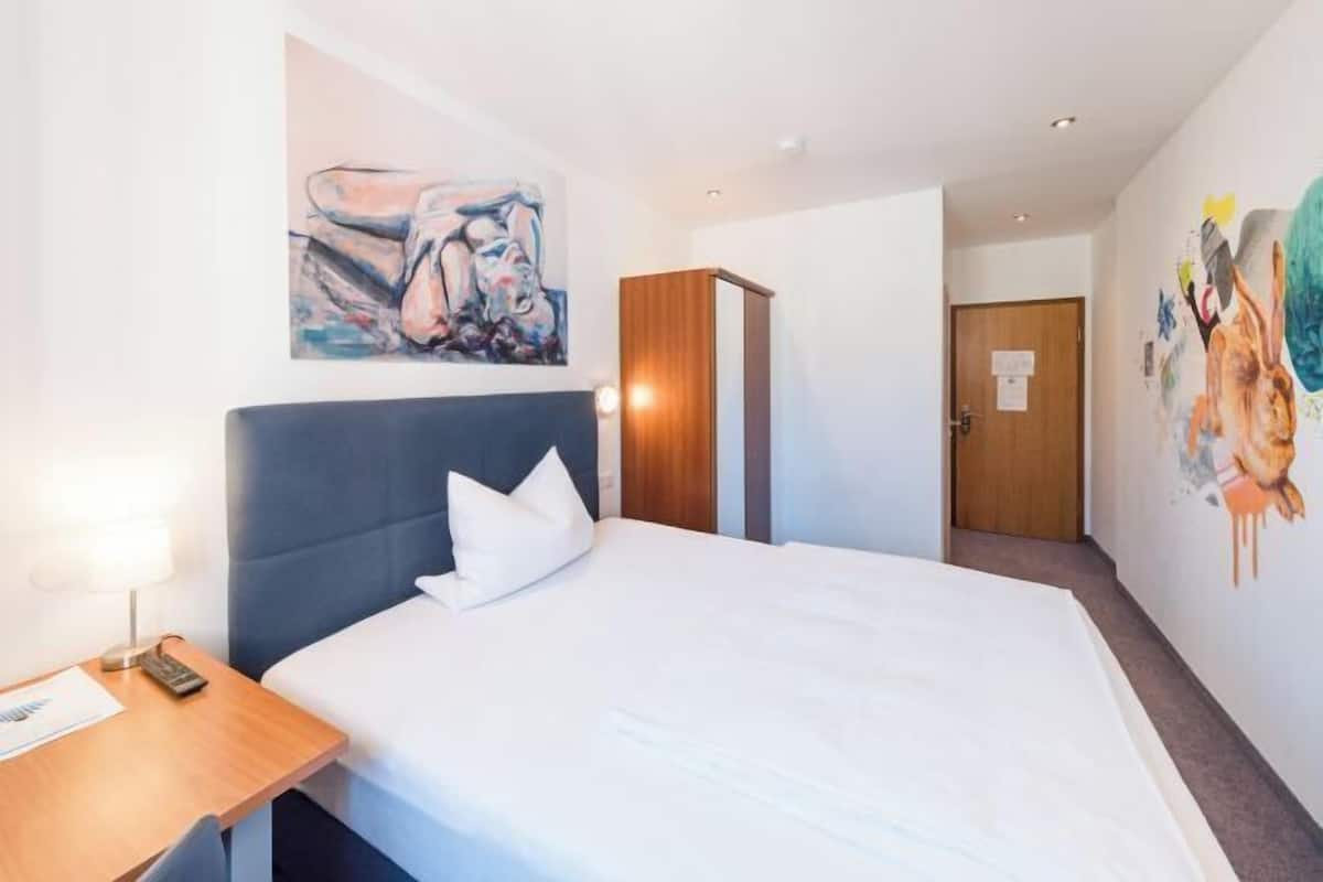 Hypo-allergenic bedding available, desk, soundproofing, WiFi (free)