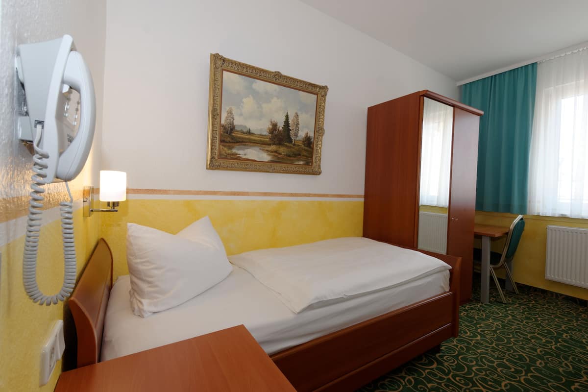Single Room, 1 Twin Bed | Hypo-allergenic bedding available, desk, soundproofing, WiFi (free)
