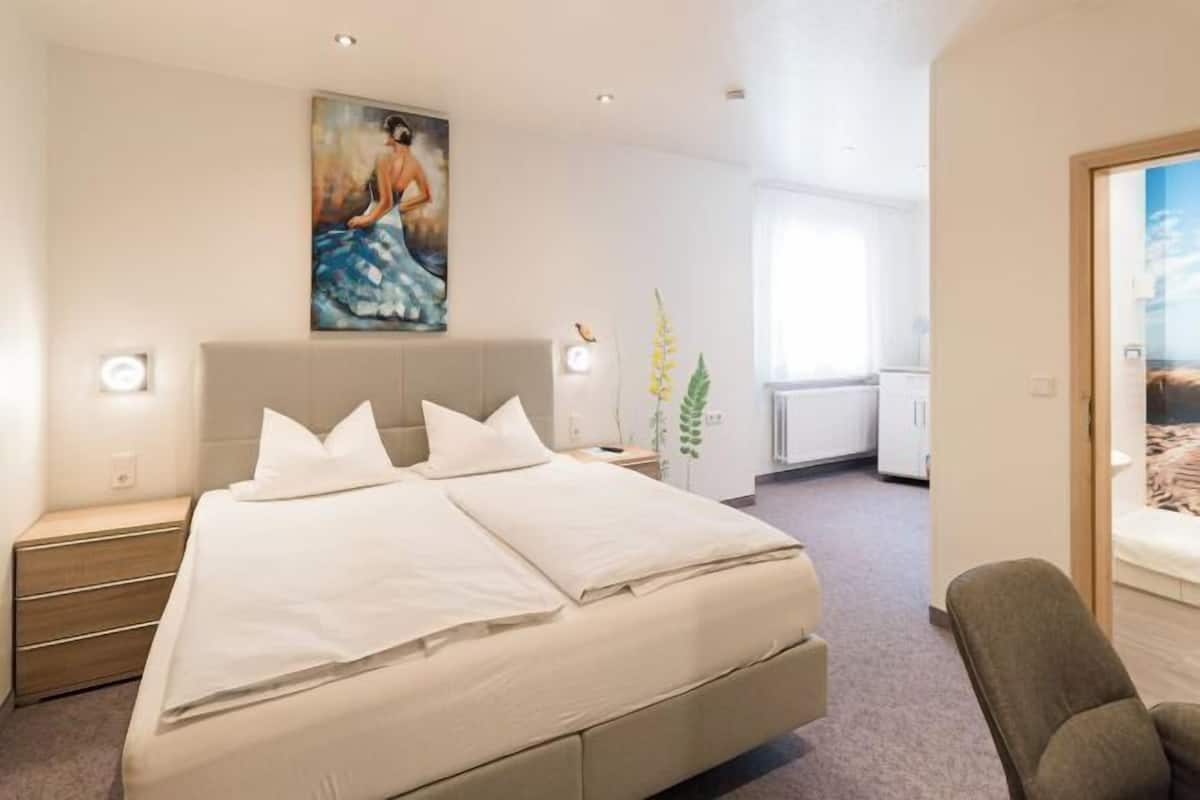 Hypo-allergenic bedding available, desk, soundproofing, WiFi (free)