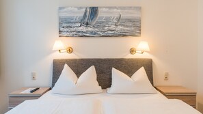 Double or Twin Room, 1 Double or 2 Twin Beds | Hypo-allergenic bedding, desk, soundproofing, free WiFi - PrivatHotel Probst (Nuremberg)