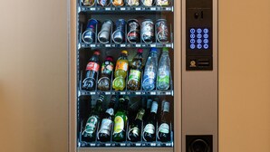 A vending machine with snacks, drinks, and a payment interface. - PrivatHotel Probst (Nuremberg)