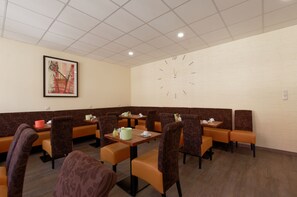 Tägliches Frühstücksbuffet gegen Gebühr
