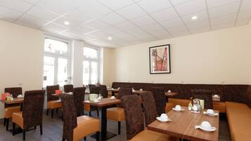 Colazione a buffet, servita tutte le mattine (13.5 EUR a persona)